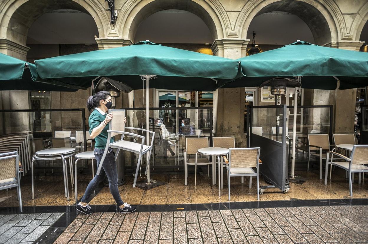 Colocación de una terraza en el casco antiguo de Logroño. 