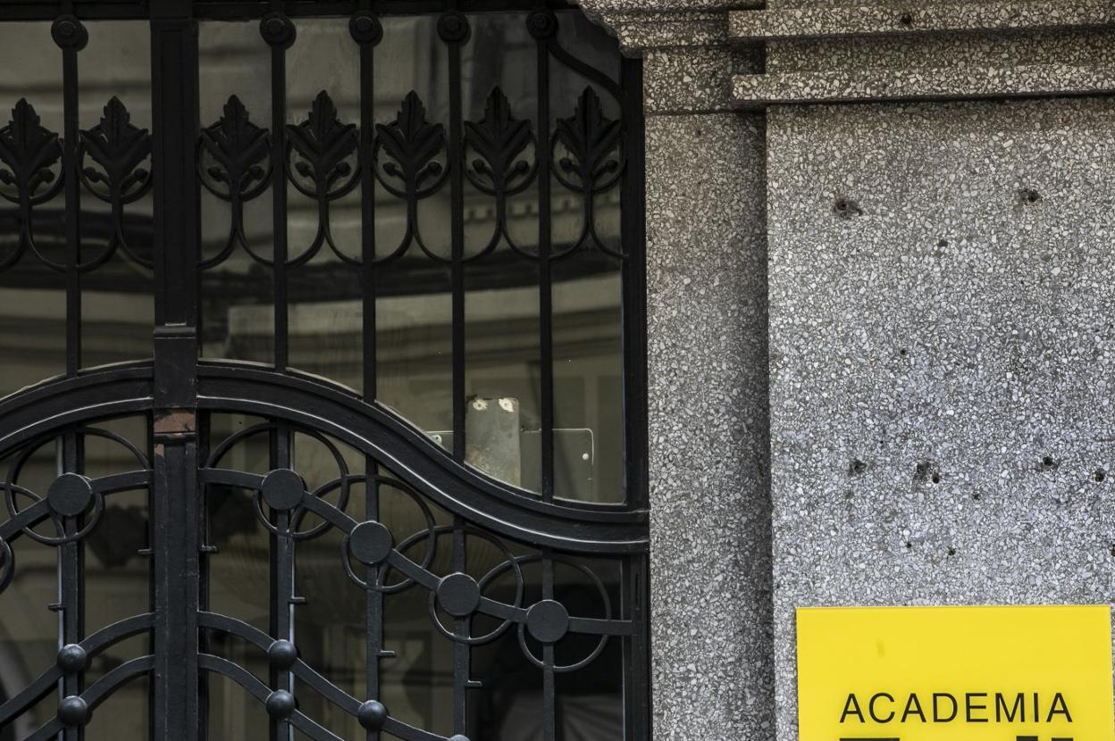 Portal de acceso a una academia. 