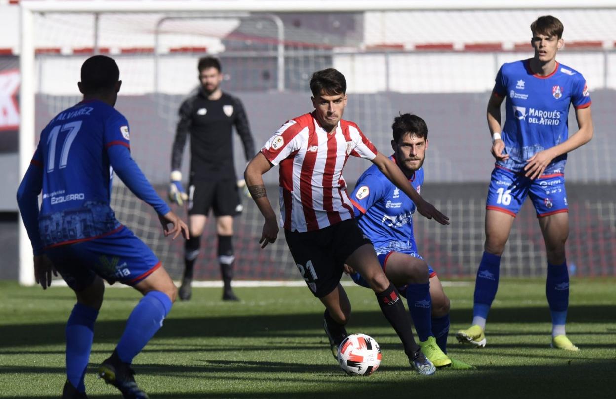 Fran Sota presiona a un jugador rojiblanco en el partido del miércoles en Lezama. 