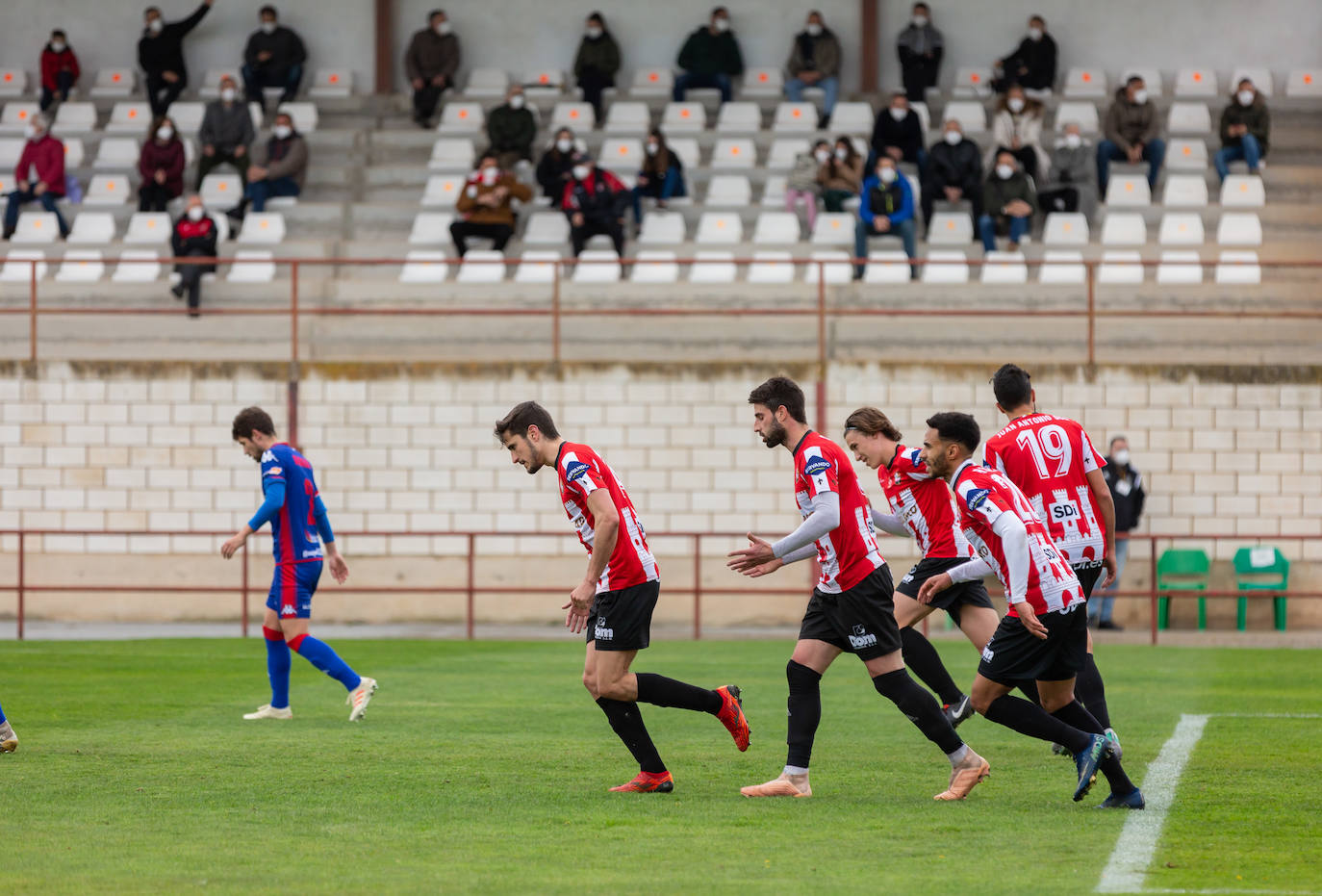 Fotos: Las imágenes del empate entre la SD Logroñés y el Amorebieta