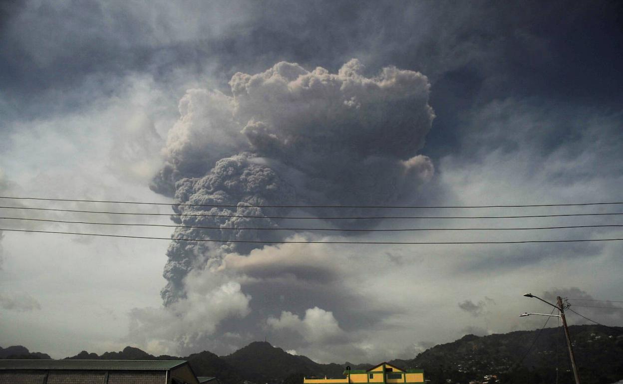 Erupción del volcán en la isla caribeña de San Vicente.