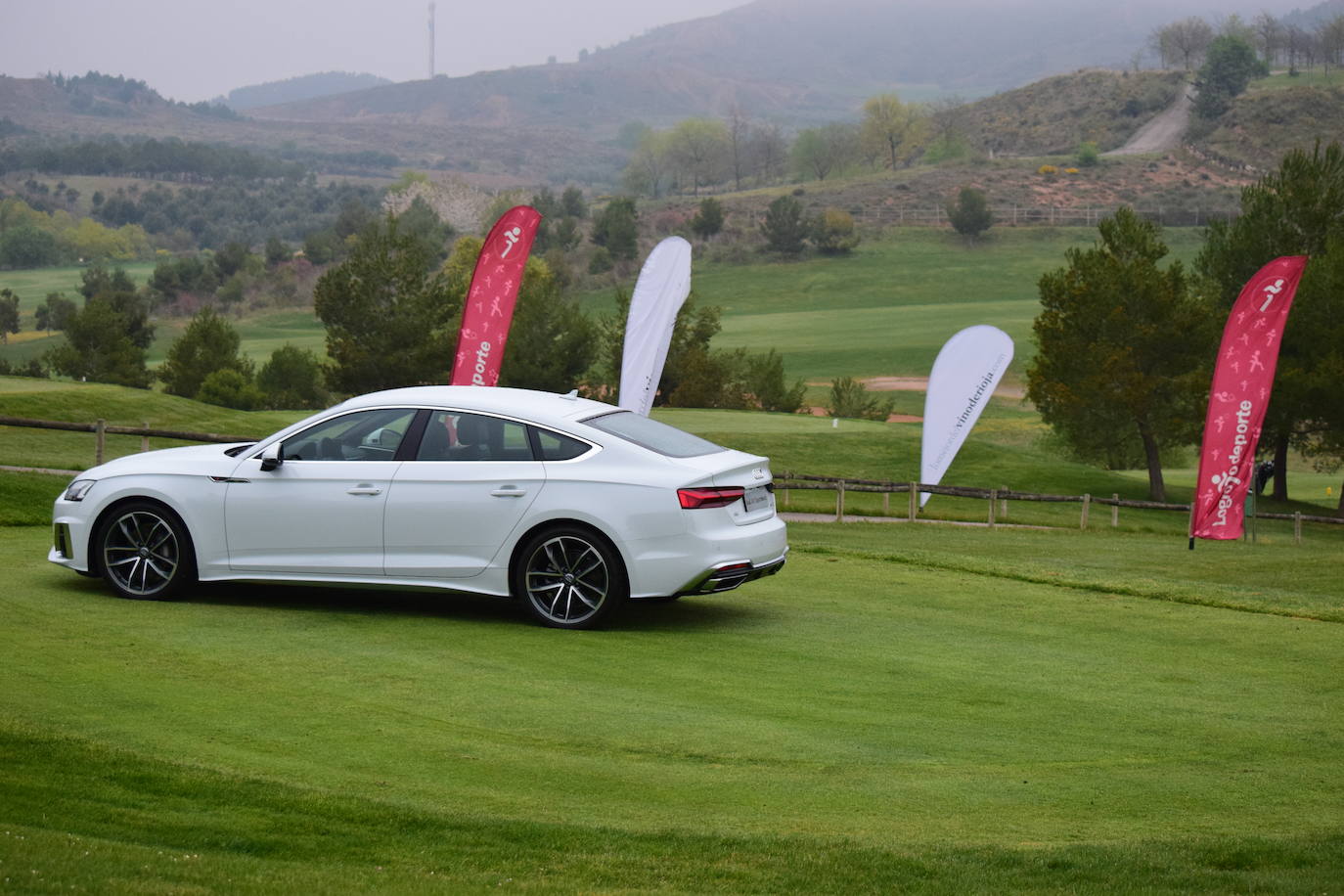 Los jugadores disfrutaron de una gran jornada de golf en el primer torneo de la Liga de Golf y Vino.