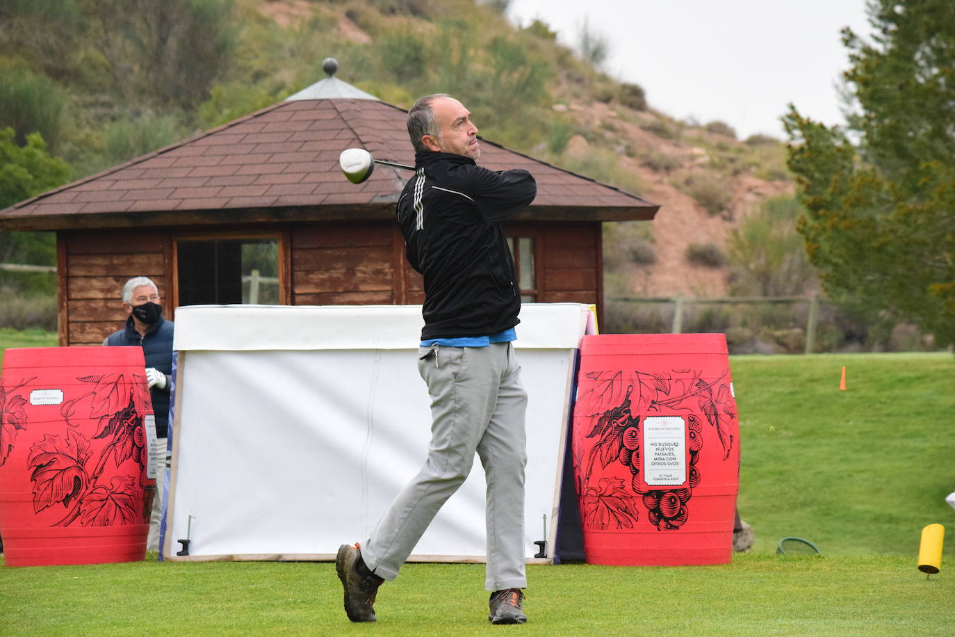 Los jugadores disfrutaron de una gran jornada de golf en el primer torneo de la Liga de Golf y Vino.