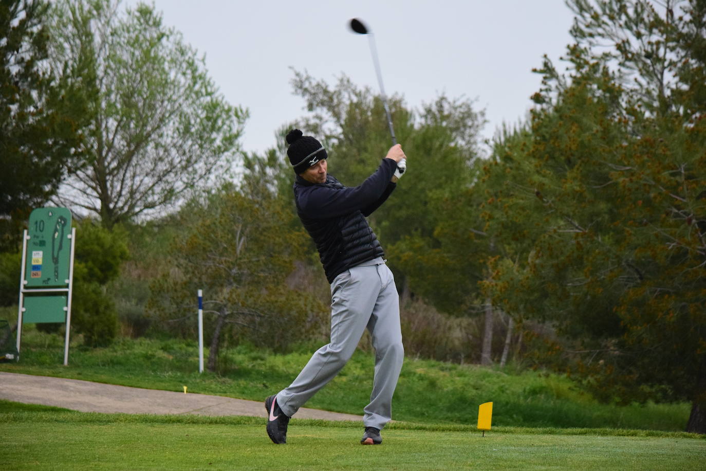 Los jugadores disfrutaron de una gran jornada de golf en el primer torneo de la Liga de Golf y Vino.