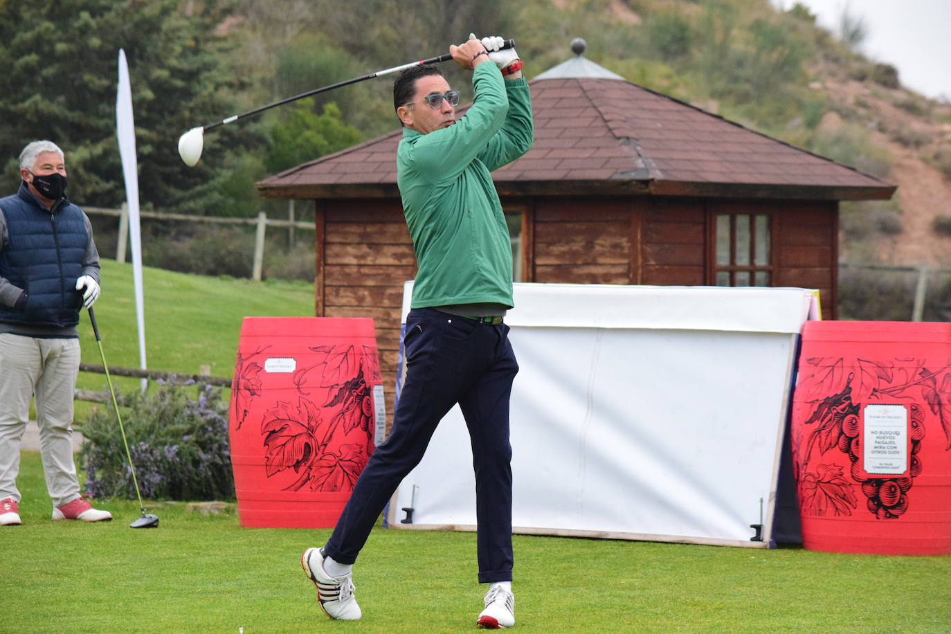 Los jugadores disfrutaron de una gran jornada de golf en el primer torneo de la Liga de Golf y Vino.