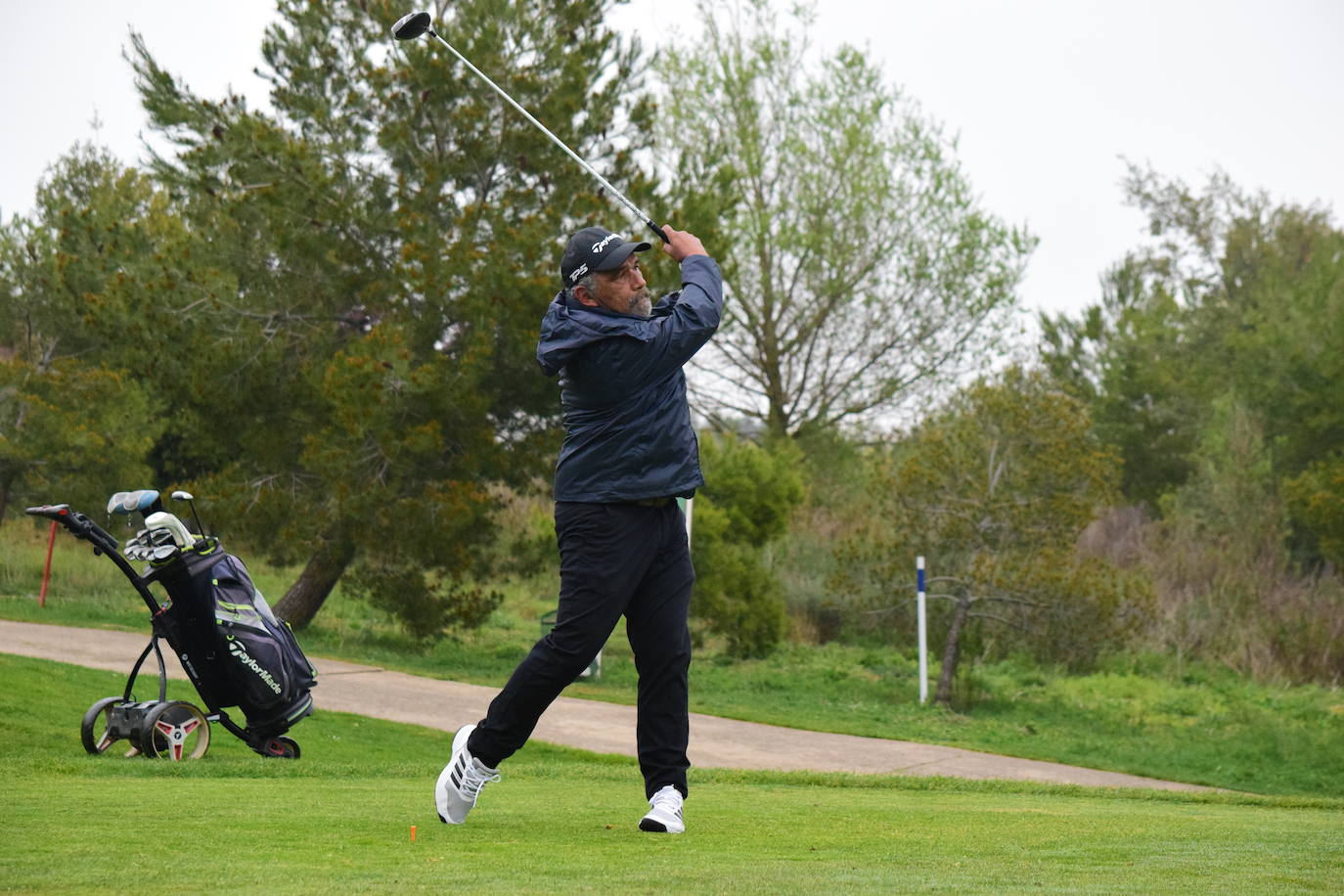 Los jugadores disfrutaron de una gran jornada de golf en el primer torneo de la Liga de Golf y Vino.