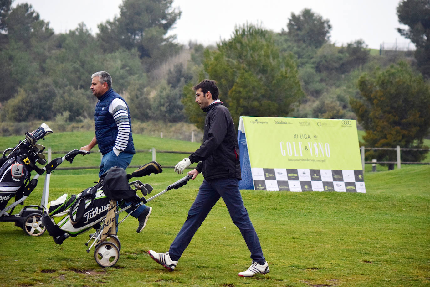 Los jugadores disfrutaron de una gran jornada de golf en el primer torneo de la Liga de Golf y Vino.