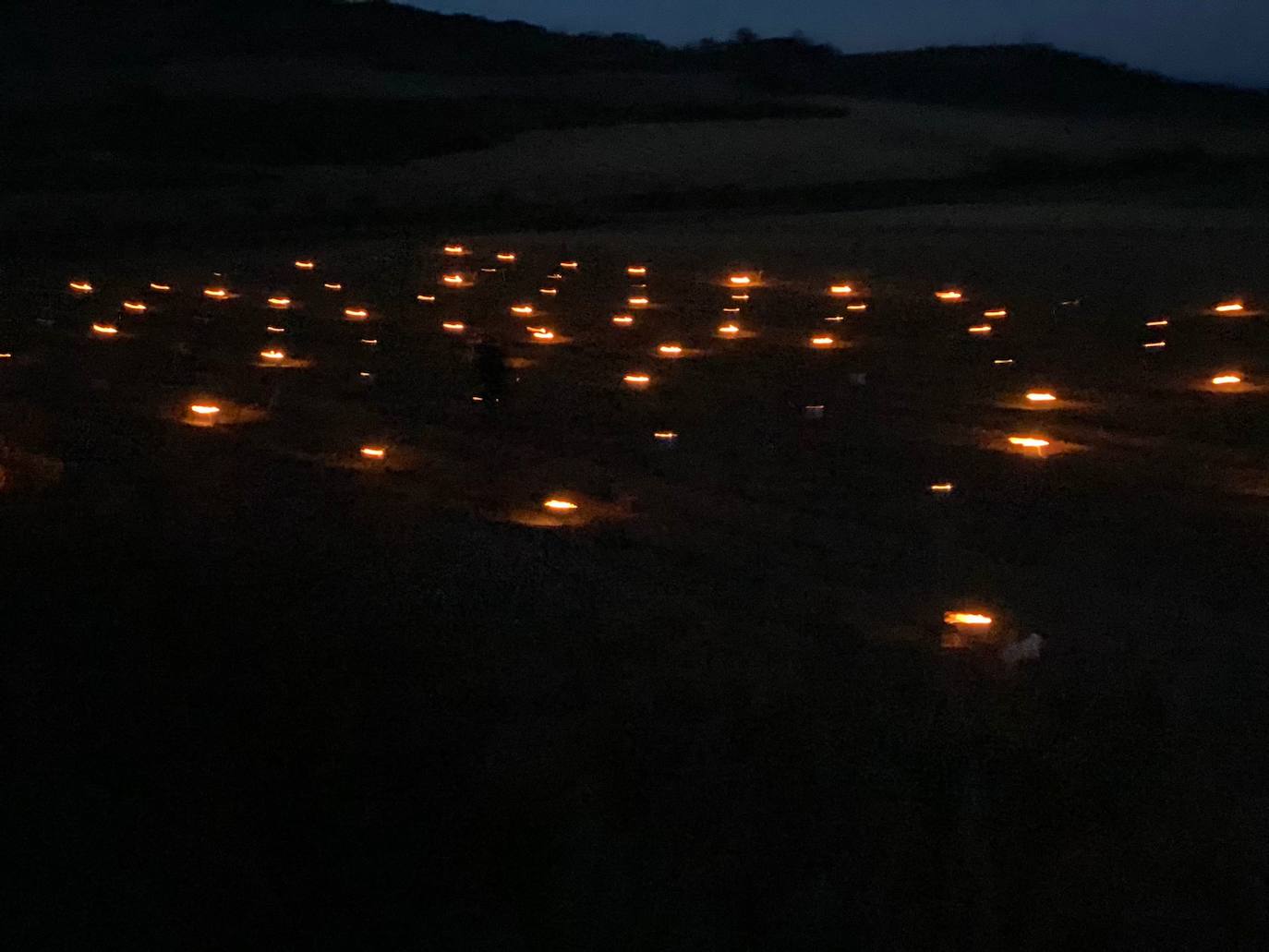 Velas en Cuba Negra. Bodegas Tierra (Labastida) recurrió a las hogueras para salvar la parcela de su vino El Belisario. De momento, pocos daños.