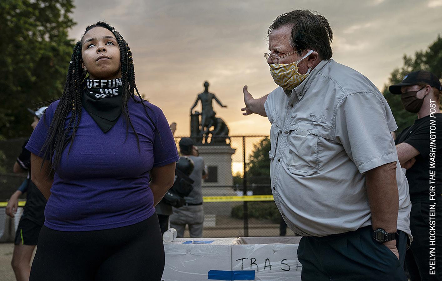 Noticias de actualidad, mejor fotografía individual. Una joven de color y un hombre blanco discuten por la retirada de una estatua considerada racista en Washington. 