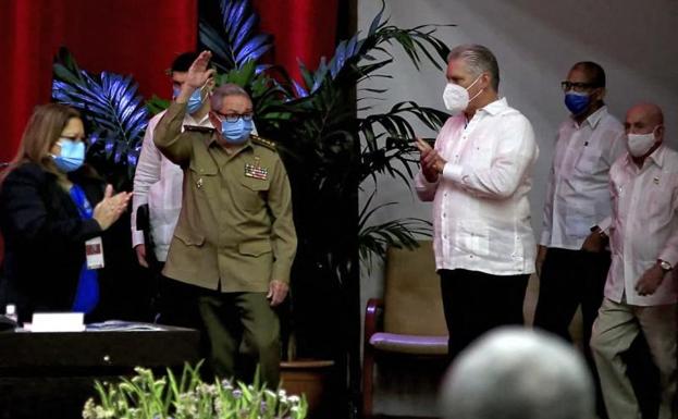 Raúl Castro y Miguel Díaz-Canel, en la sesión inaugural del octavo congreso del Partido Comunista.