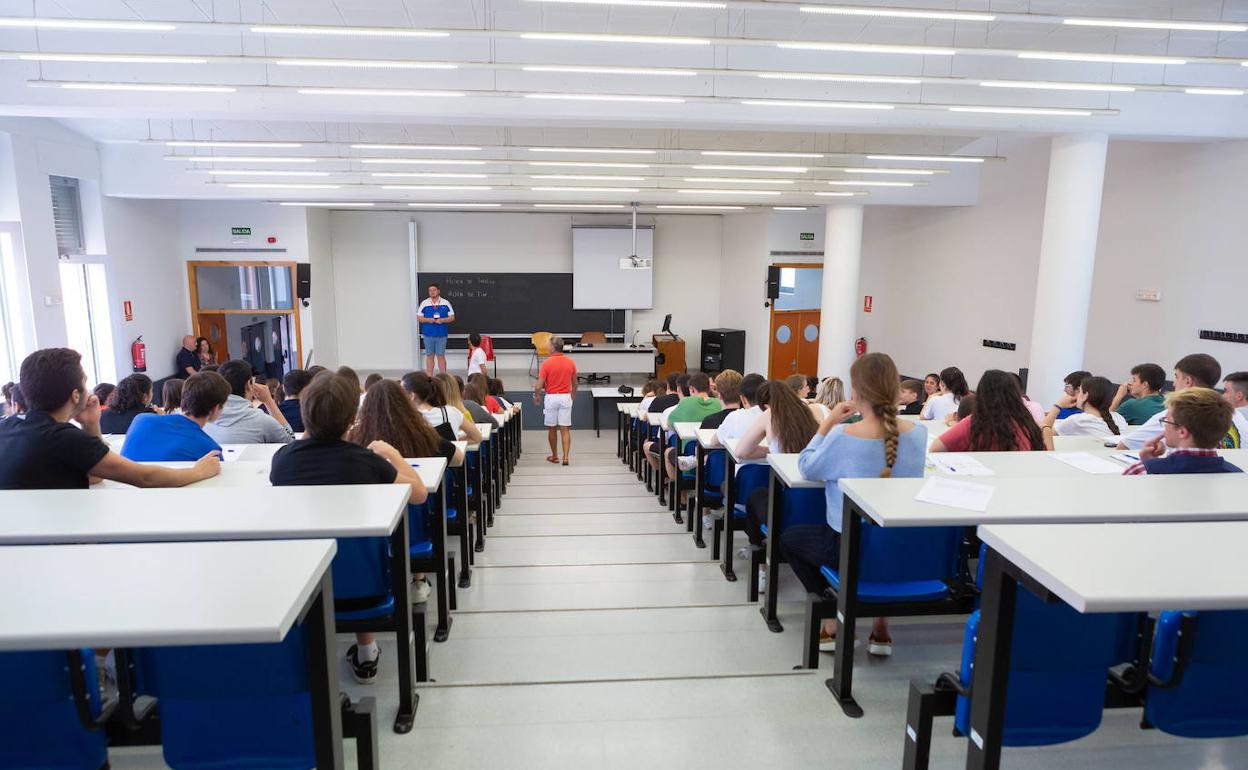 Nueve de cada diez universitarios trabajan, pero el 27% en un área distinta a la de sus estudios