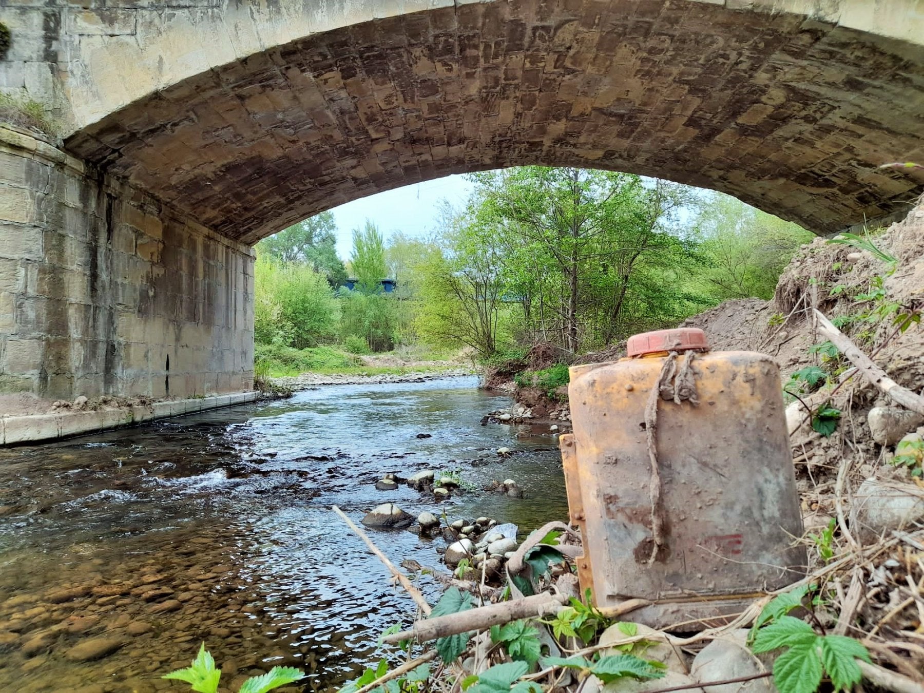 Una sulfatadora manual en la orilla del río Iregua a la altura de Logroño, bajo el puente de Varea, en la avenida de Aragón. 