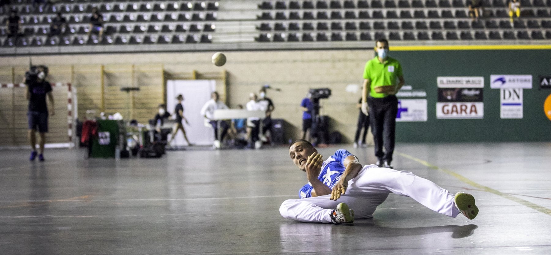 Javier Zabala recoge la pelota en la contracancha en un partido en Villamediana. 