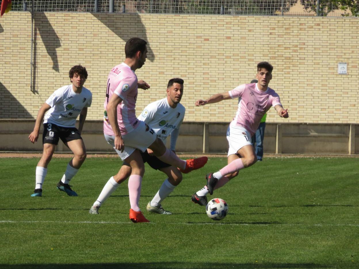 Álex busca un pase a Calvo, autor del segundo gol, ante las posiciones defensivas de los blanquillos Pirri y Aitor. 