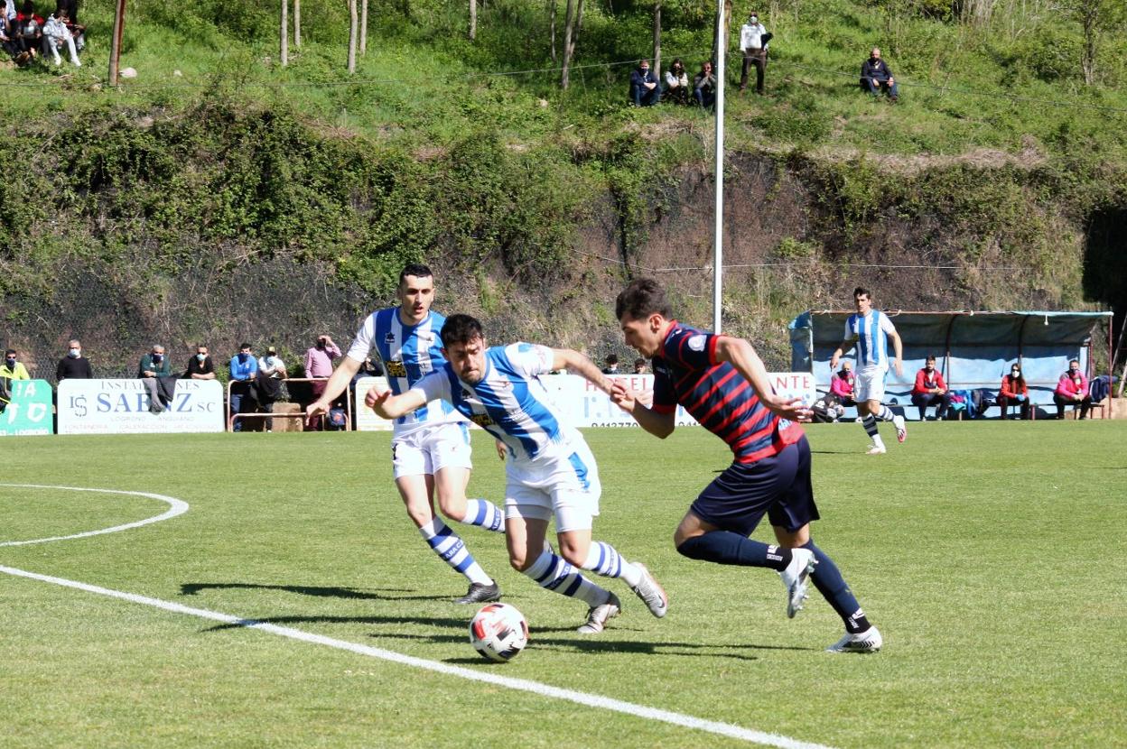 El local Urrecho trata de desbordar al blanquiazul Quirino al borde del área. 