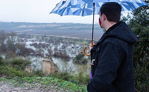 El concejal Adrián Calonge viendo el arco caído el pasado 25 de enero.