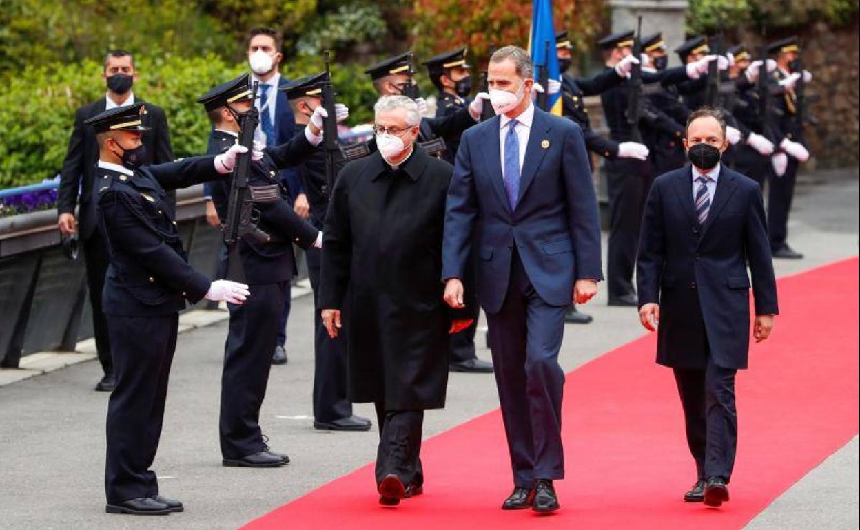 Felipe VI es recibido por el obispo de Urgell y copríncipe de Andorra, Joan-Enric Vives, y por el jefe del Gobierno, Xavier Espot Zamora.