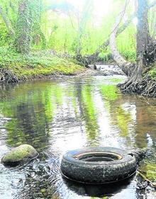 Imagen secundaria 2 - Arriba, un gran plástico en el río a su paso por Logroño. Abajo, suciedad y una rueda en la zona de apertura. 