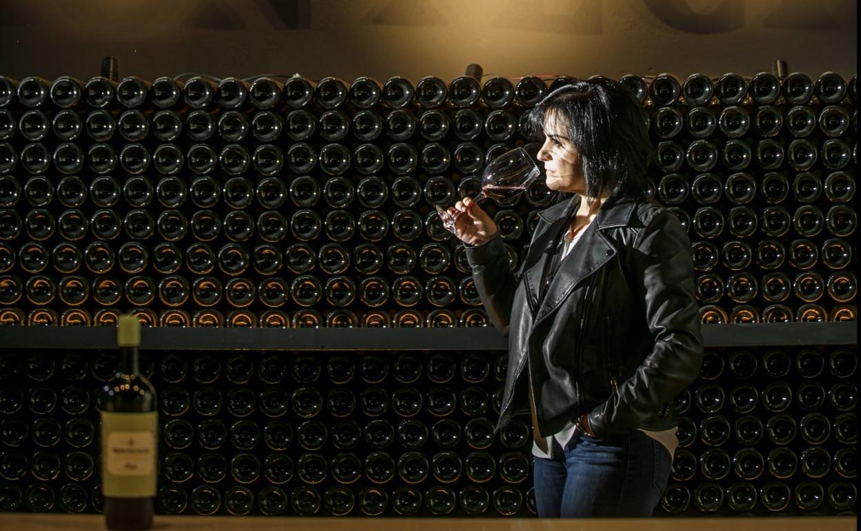 Mercedes García, en la penumbra del cementerio de Montecillo. 