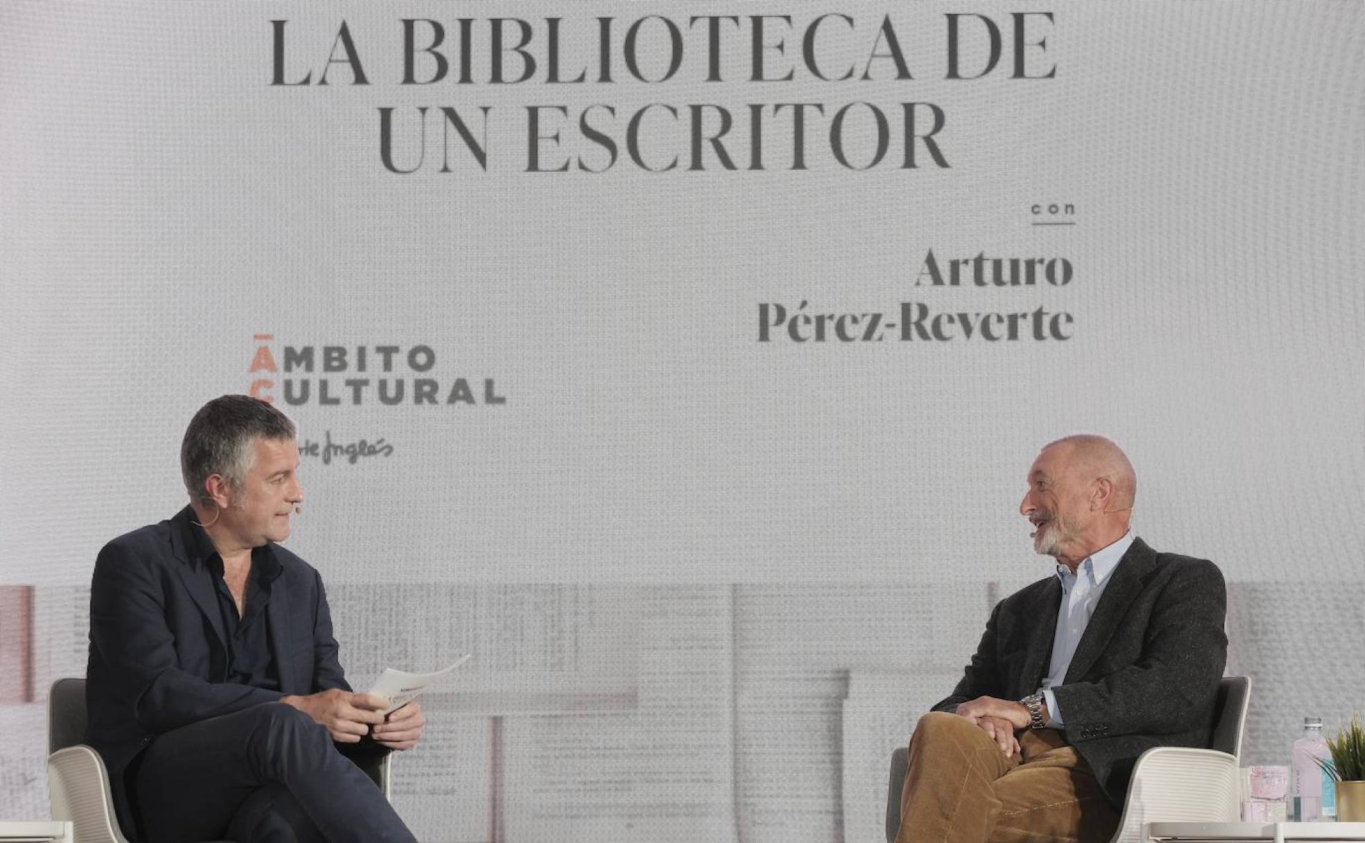 El escritor Arturo Pérez-Reverte durante la entrevista. 