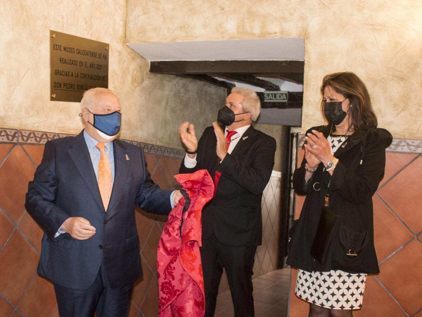 Los priores, Óscar San Román y María Milagros Luzuriaga, aplauden a Pedro González García tras descubrir una placa conmemorativa. 