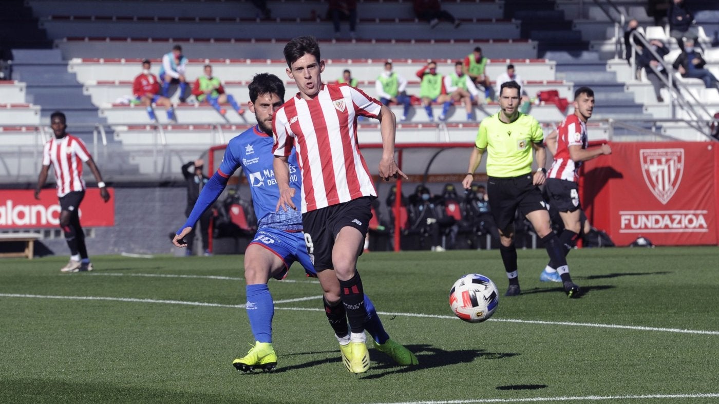 Fran Sota presiona a un jugador rojiblanco en la ida. 