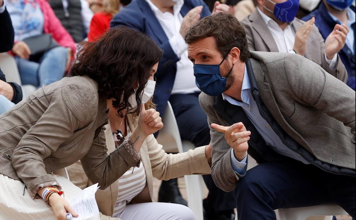 Isabel Díaz Ayuso y Pablo Casado, este sábado, durante un acto electoral en Pozuelo de Alarcón (Madrid).