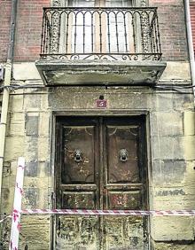 Imagen secundaria 2 - Elementos. Dos miradores, cuatro balcones y la puerta de entrada con aldabas de león sobresalen en una de las fachadas más singulares del Casco Antiguo de Logroño, junto a la plaza del Mercado. 