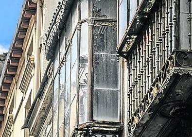 Imagen secundaria 1 - Elementos. Dos miradores, cuatro balcones y la puerta de entrada con aldabas de león sobresalen en una de las fachadas más singulares del Casco Antiguo de Logroño, junto a la plaza del Mercado. 