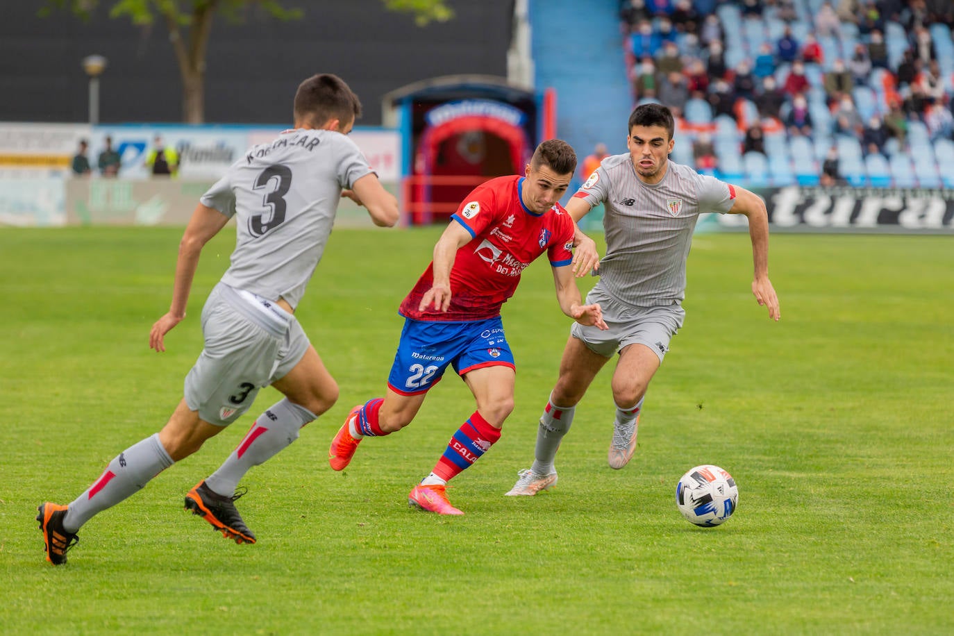 Fotos: Importantísima victoria del Calahorra ante el Athletic B