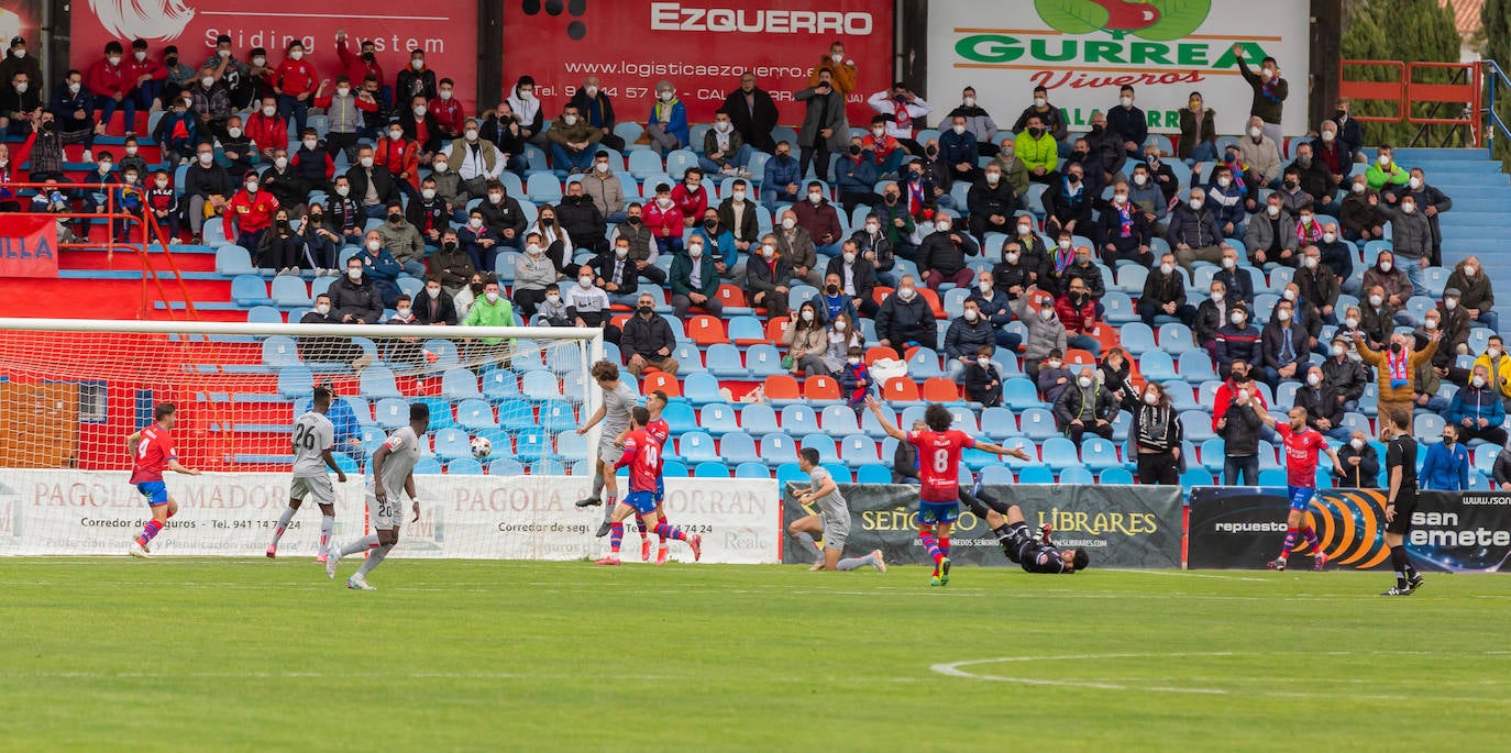 Fotos: Importantísima victoria del Calahorra ante el Athletic B