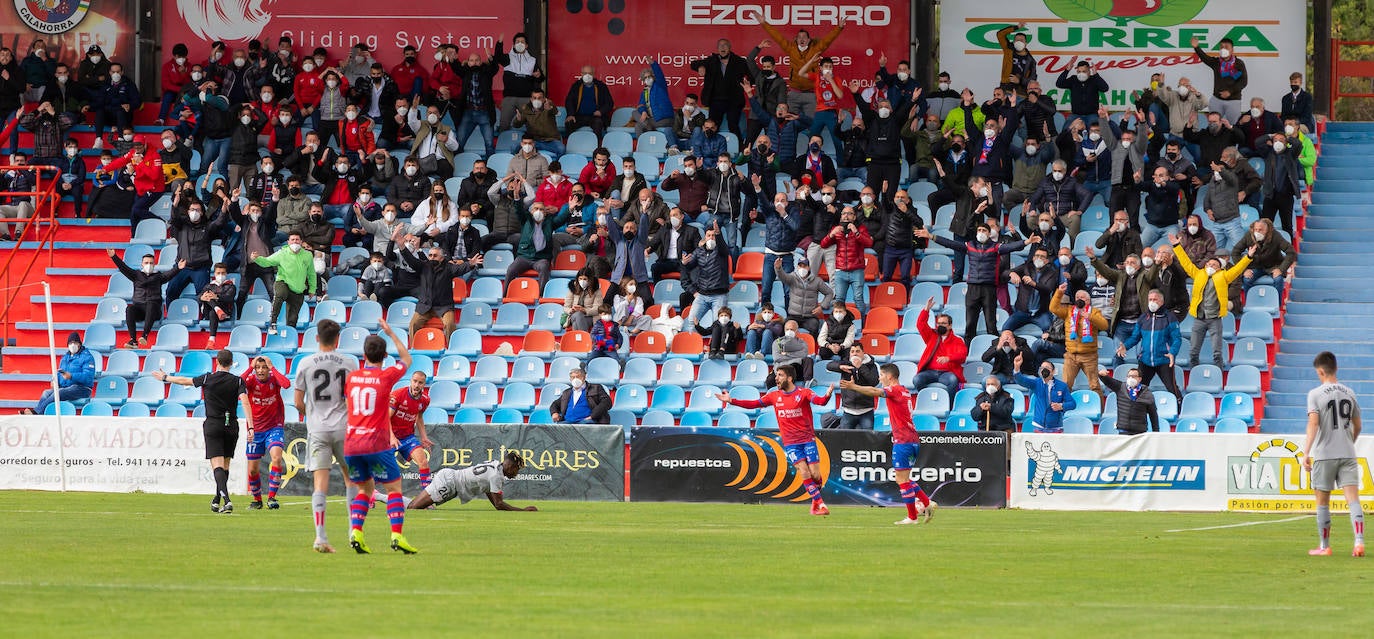 Fotos: Importantísima victoria del Calahorra ante el Athletic B