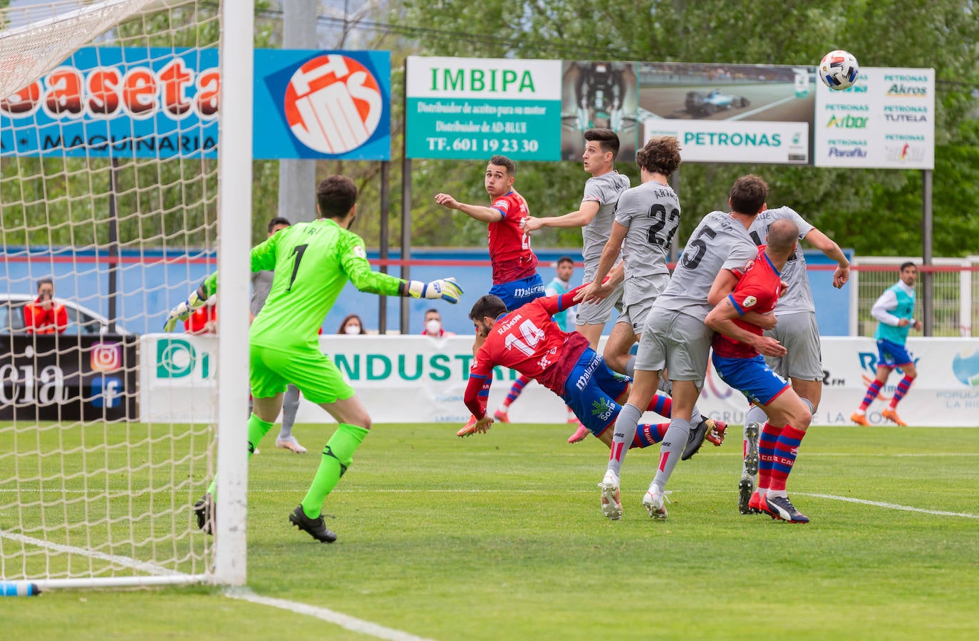 Fotos: Importantísima victoria del Calahorra ante el Athletic B