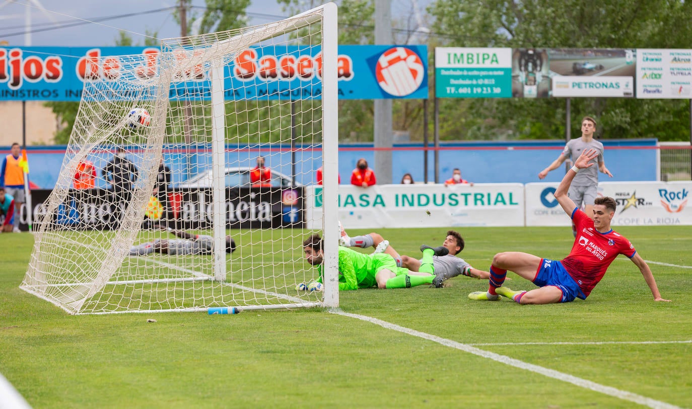 Fotos: Importantísima victoria del Calahorra ante el Athletic B