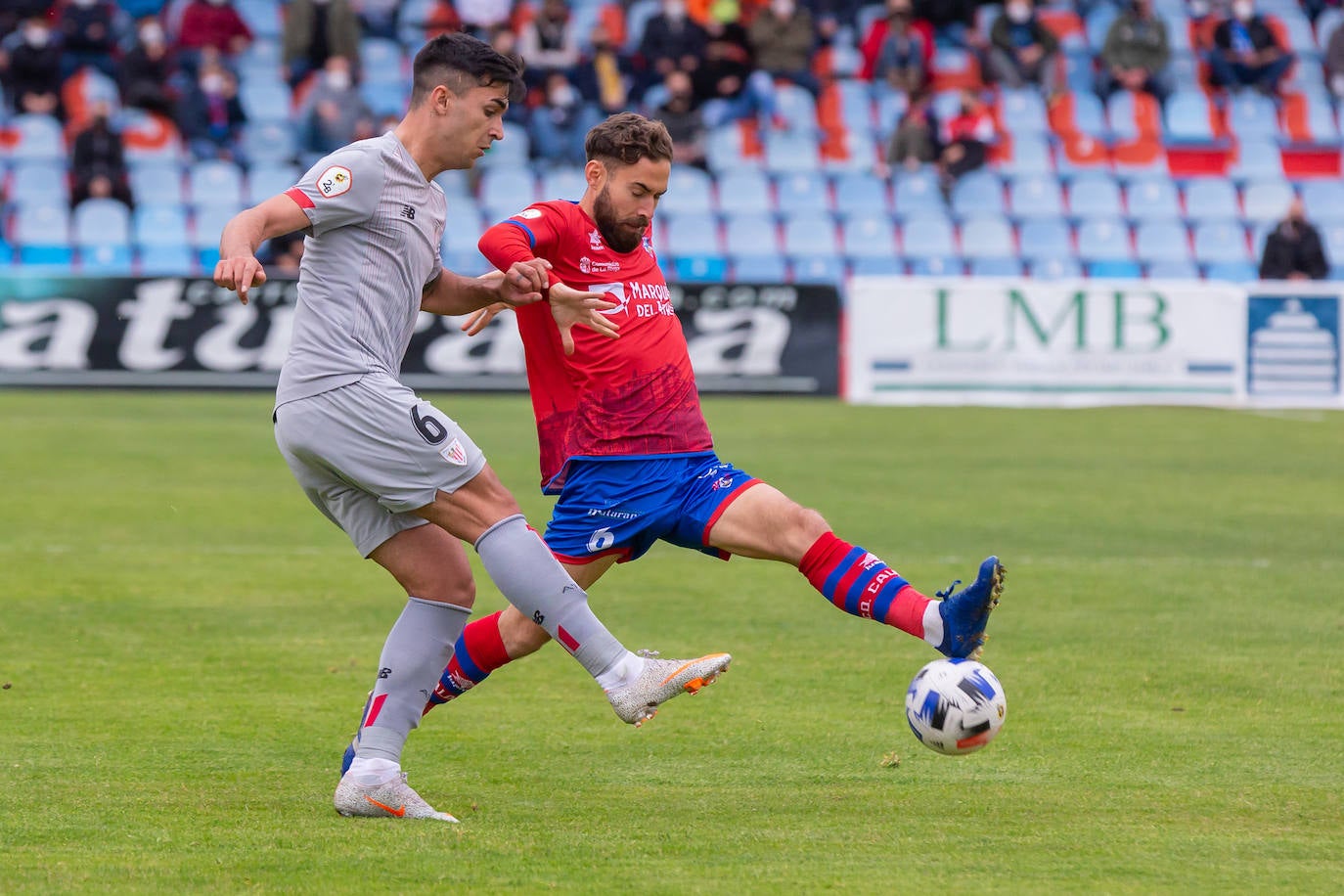 Fotos: Importantísima victoria del Calahorra ante el Athletic B