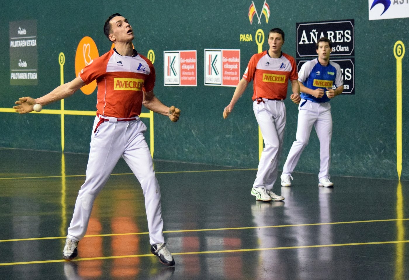 Javier Zabala golpea la pelota con su derecha ante la mirada de Erostarbe. 