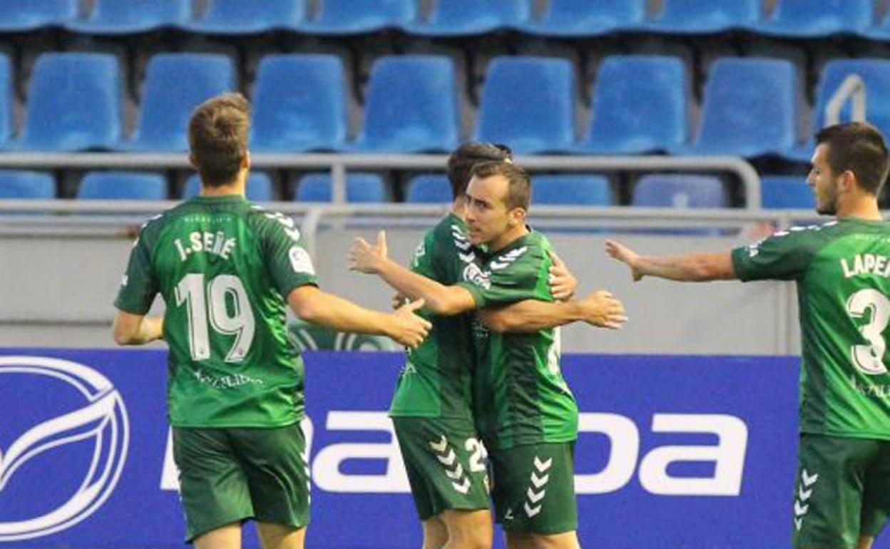 Rubén Díaz celebra su gol con varios compañeros. 