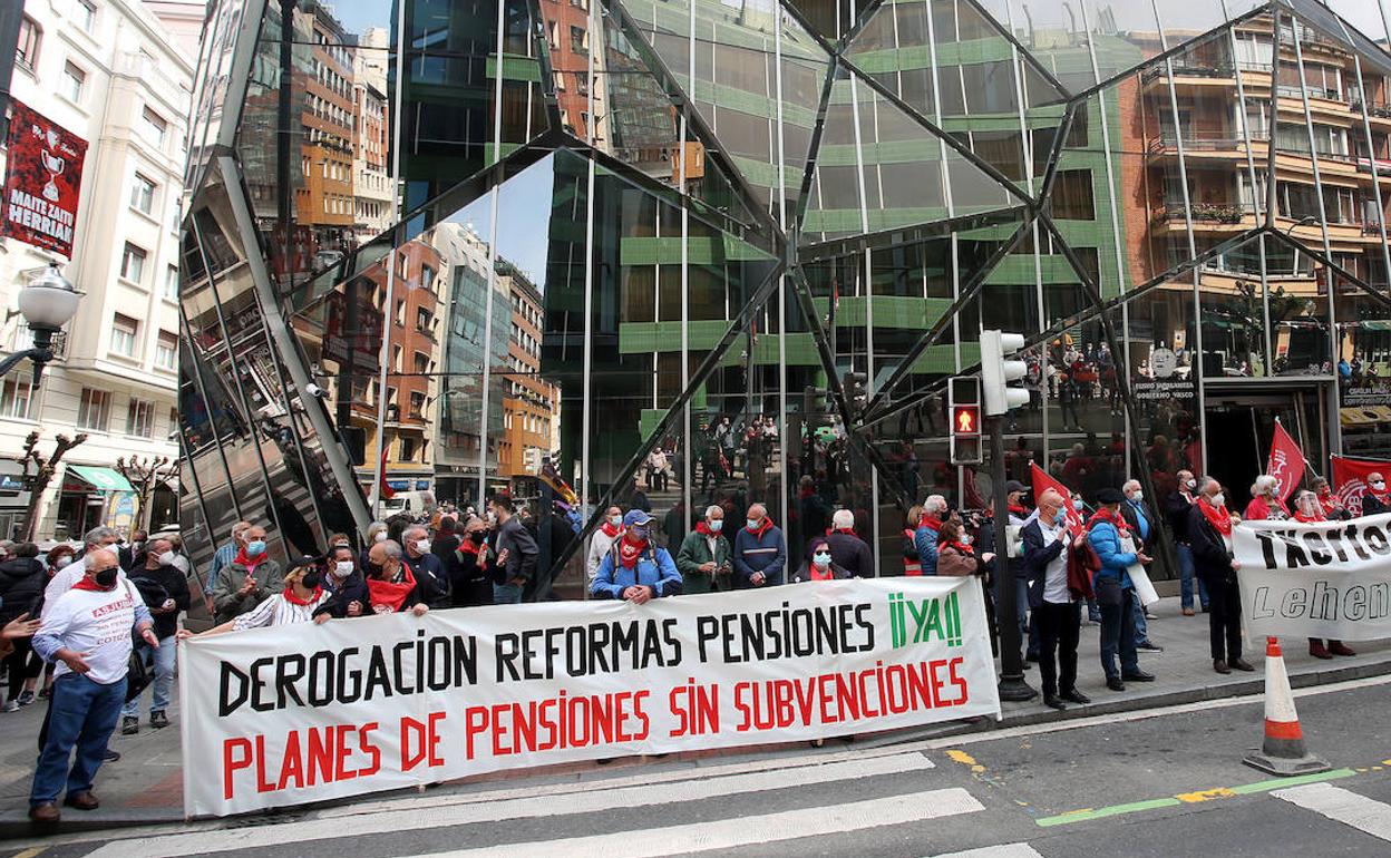 Jubilados se manifiestan en Bilbao.