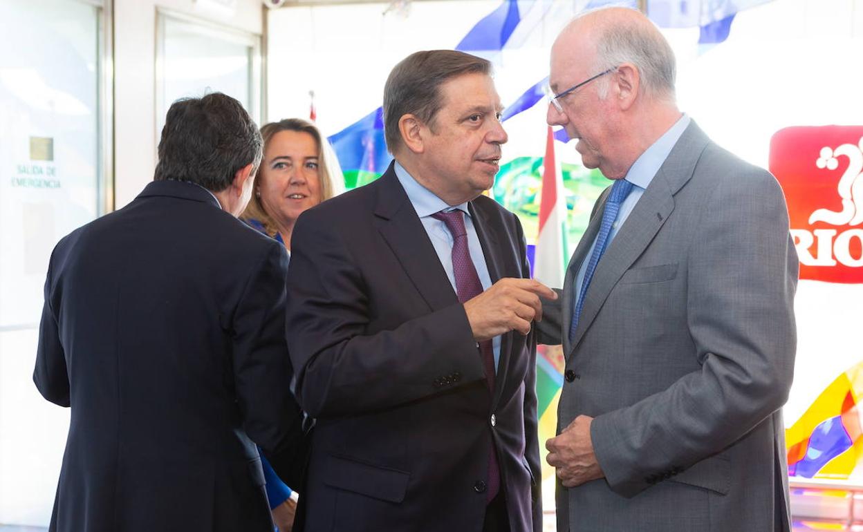 El ministro de Agricultura Luis Planas conversa con Fernando Salamero, presidente del Consejo Regulador de la DOCa Rioja.