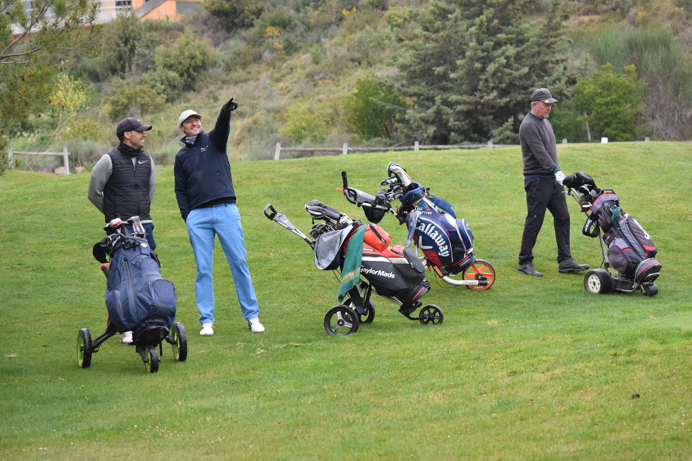 Imágenes de los jugadores durante el Torneo Viña Ibalba, de la Liga de Golf y Vino.