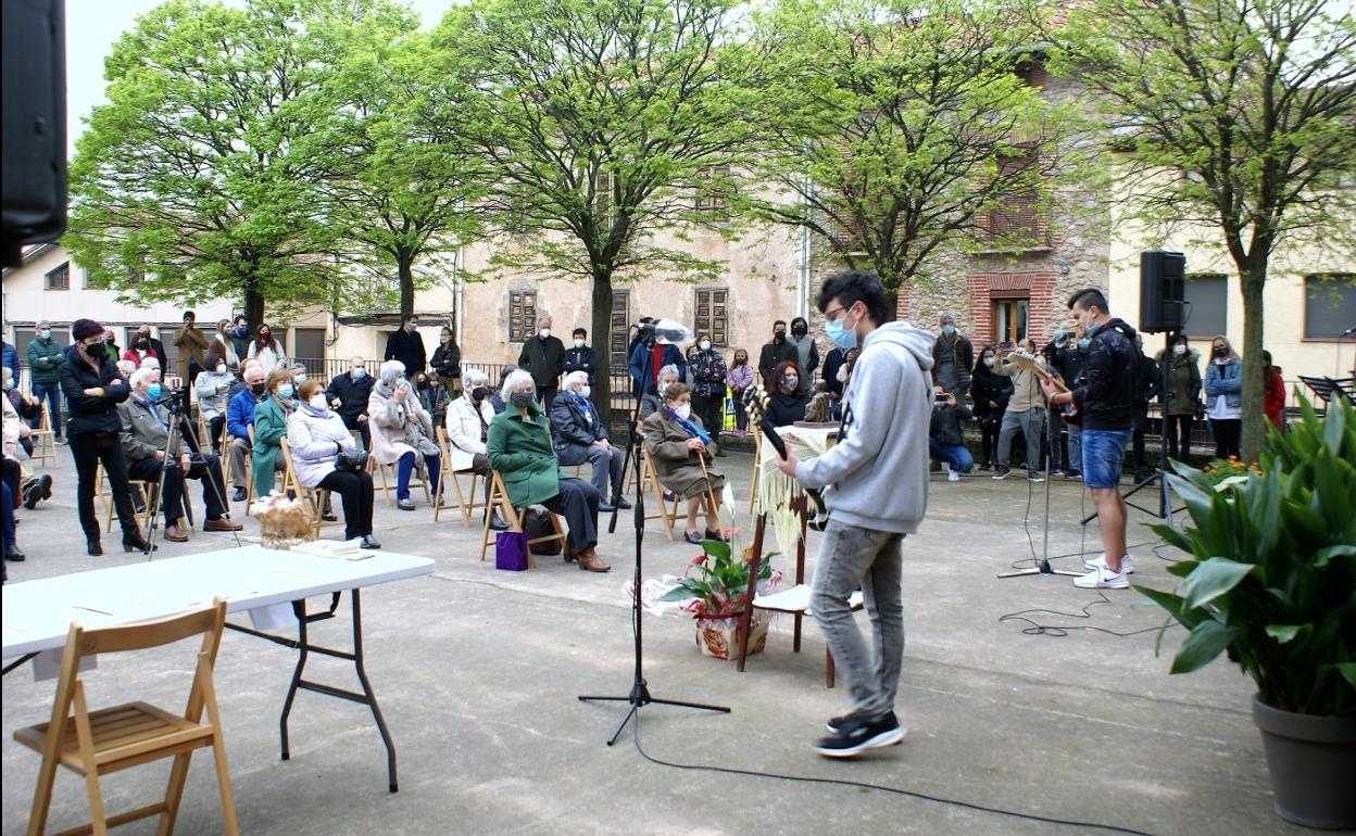 También la música estuvo presente en el acto de entrega del premio, con el grupo local Antioxidantes. 
