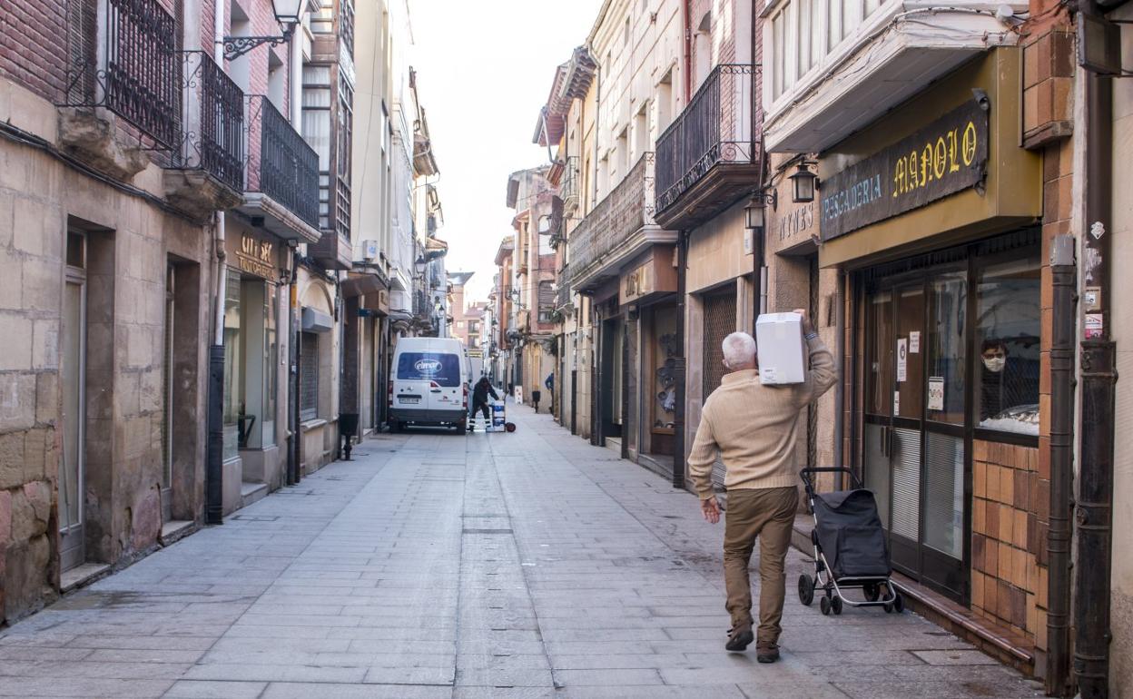 El estado de aceras y calzadas es lo que más comunicaciones propicia. En la imagen, la calle Pinar. 