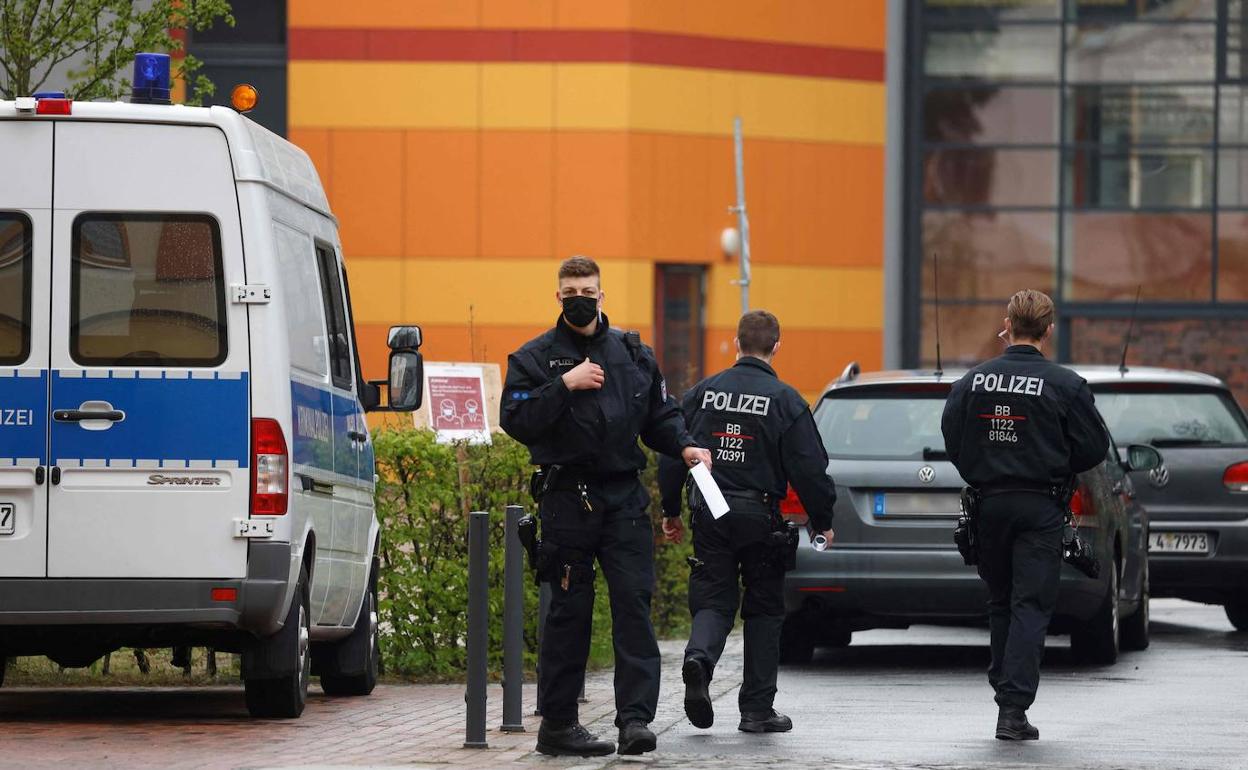 Agentes de la Policía, ante la clínica de Postdam donde fueron cometidos los crímenes.