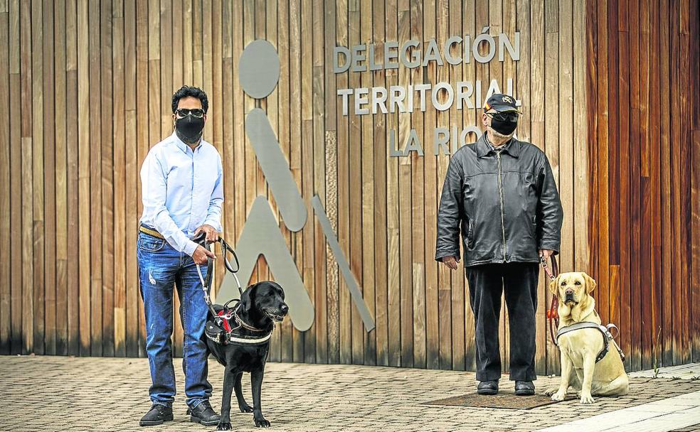 Mahfud y Antonio, con sus respectivos perros guía en las instalaciones de la ONCE en Logroño.