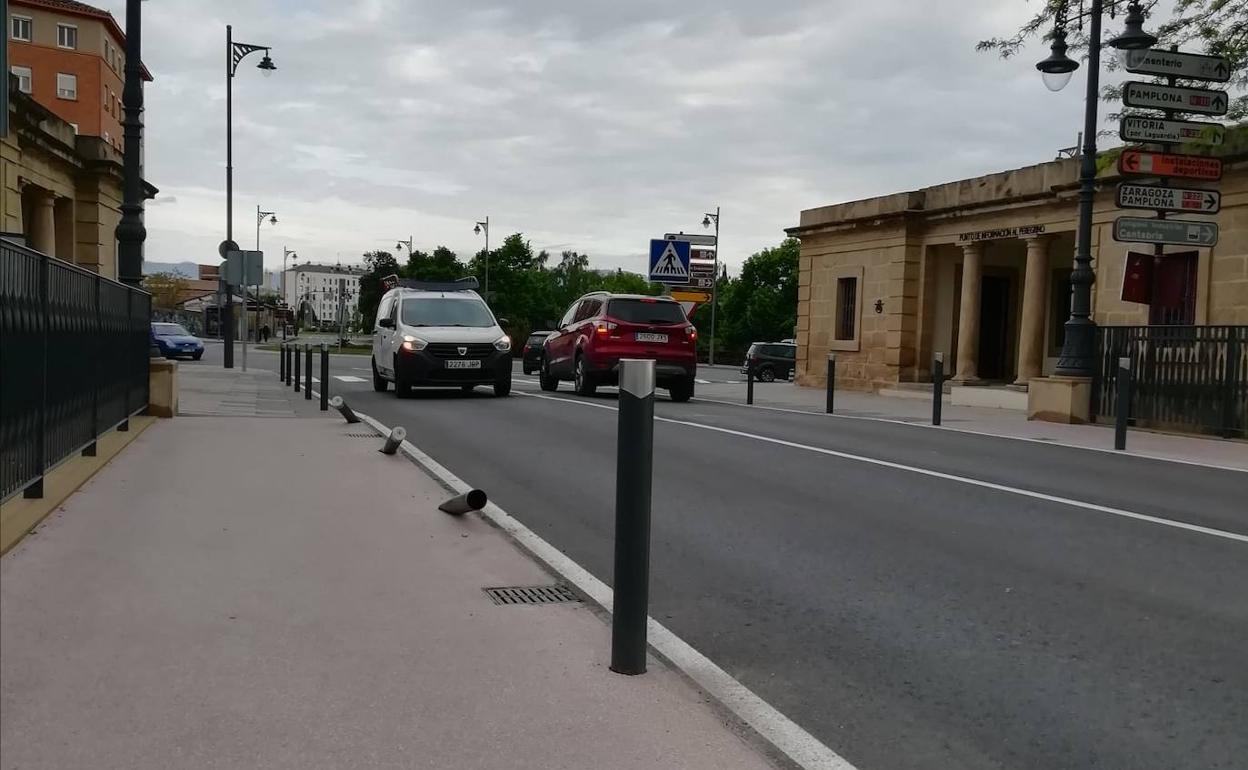 El 'nuevo' Puente de Piedra tampoco gana para bolardos