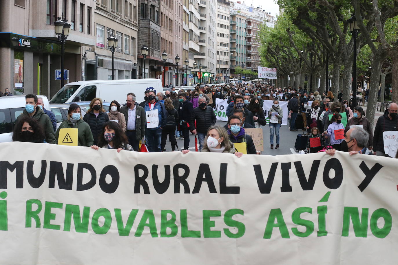 Fotos: Manifestación contra los megaparques eólicos, organizada por la Plataforma por el Desarrollo Sostenible del Alto Cidacos en Logroño