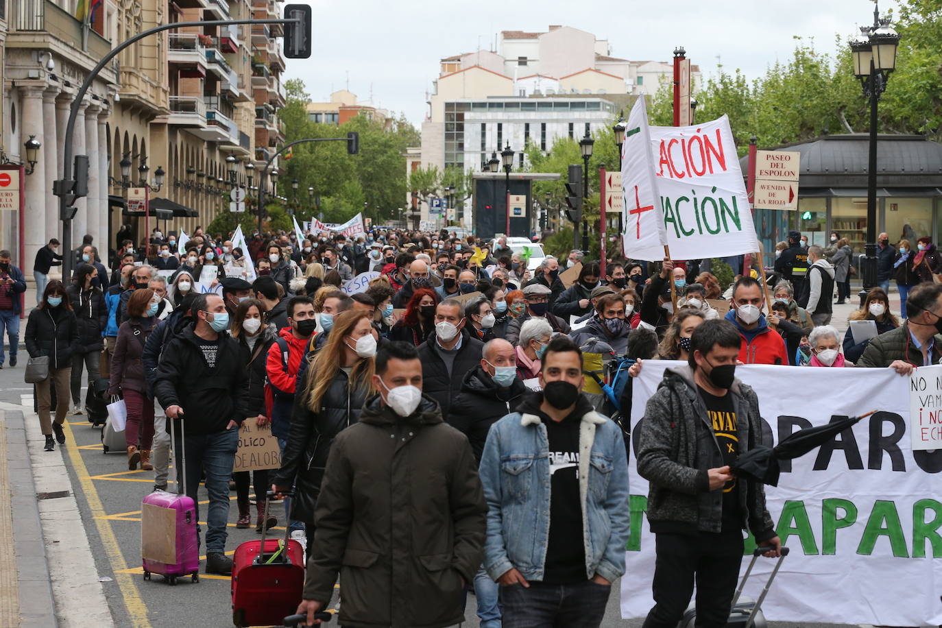 Fotos: Manifestación contra los megaparques eólicos, organizada por la Plataforma por el Desarrollo Sostenible del Alto Cidacos en Logroño