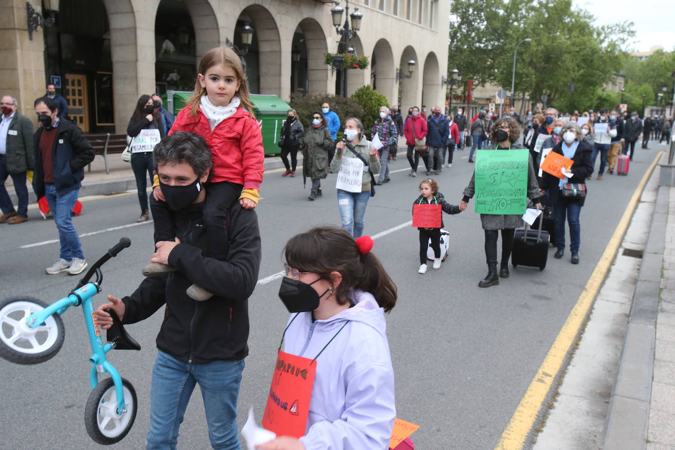 Fotos: Manifestación contra los megaparques eólicos, organizada por la Plataforma por el Desarrollo Sostenible del Alto Cidacos en Logroño