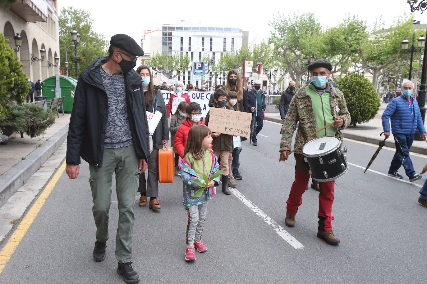 Fotos: Manifestación contra los megaparques eólicos, organizada por la Plataforma por el Desarrollo Sostenible del Alto Cidacos en Logroño