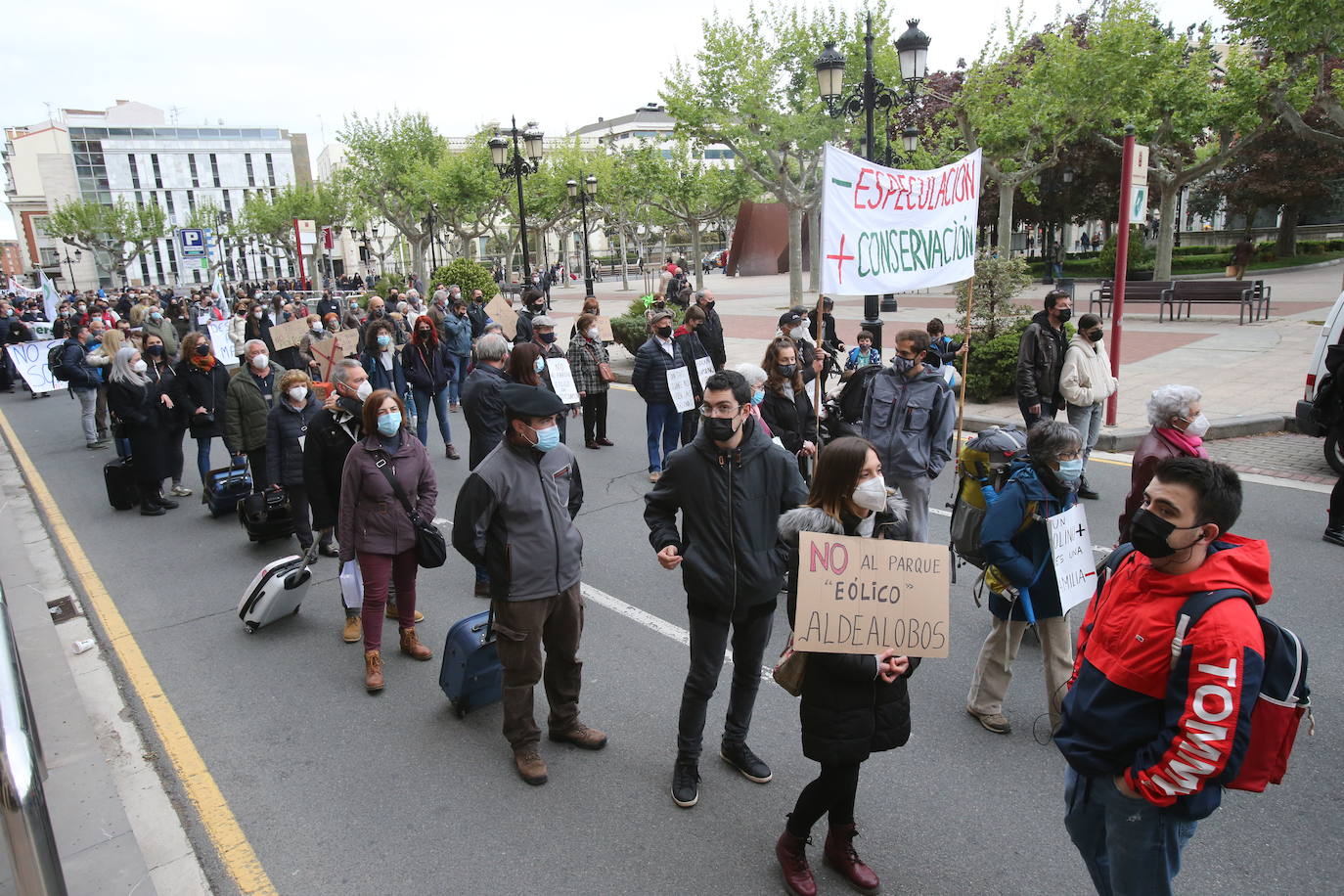 Fotos: Manifestación contra los megaparques eólicos, organizada por la Plataforma por el Desarrollo Sostenible del Alto Cidacos en Logroño